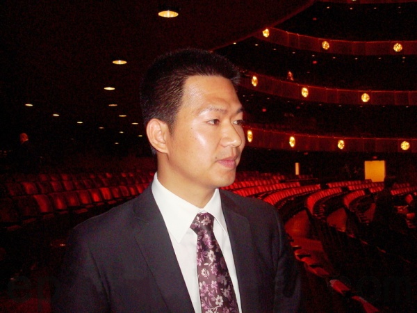 chinese-official-fly-to-new-york-see-shenyun