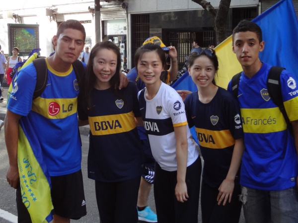 Shen Yun Dancers with Boca Fans