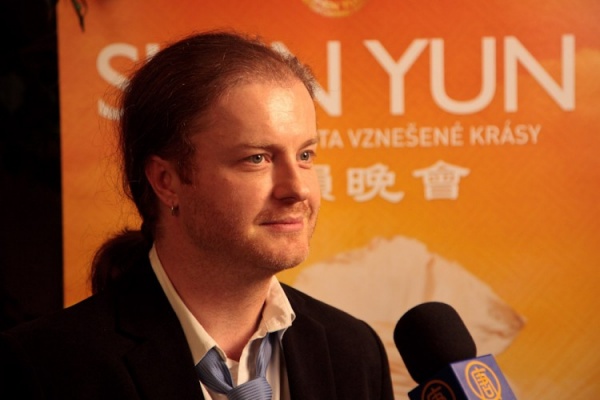 20100420 Shen Yun Brno Pavel Sporcl Houslista