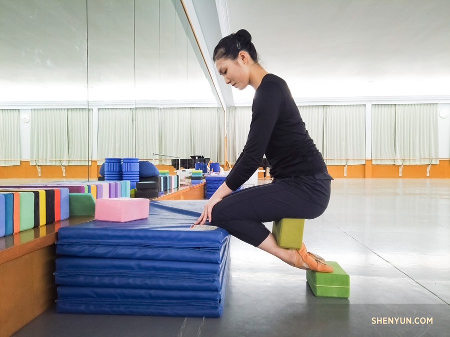 Shen Yun Performing Arts  Stretching With Yoga Blocks - Dancer Edition