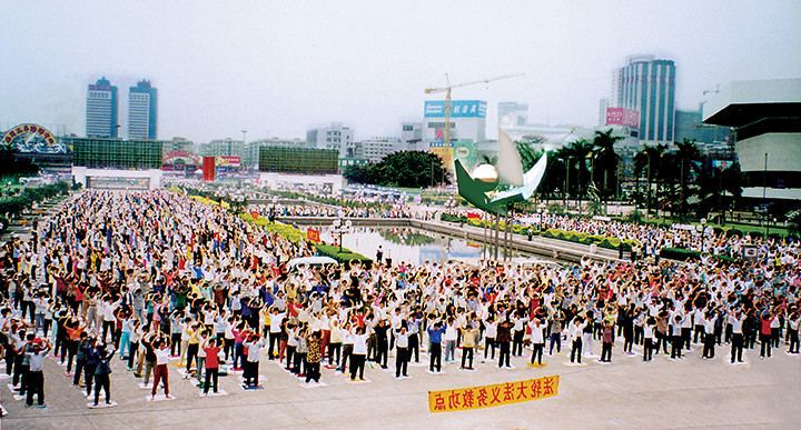 Praticantes do Falun Gong realizando exercícios em grupo antes do início da perseguição (1999, China)