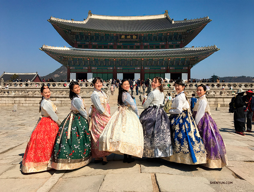Музыканты оркестра Shen Yun, одетые в ханбок, во дворце КёнбокВ окружении т...