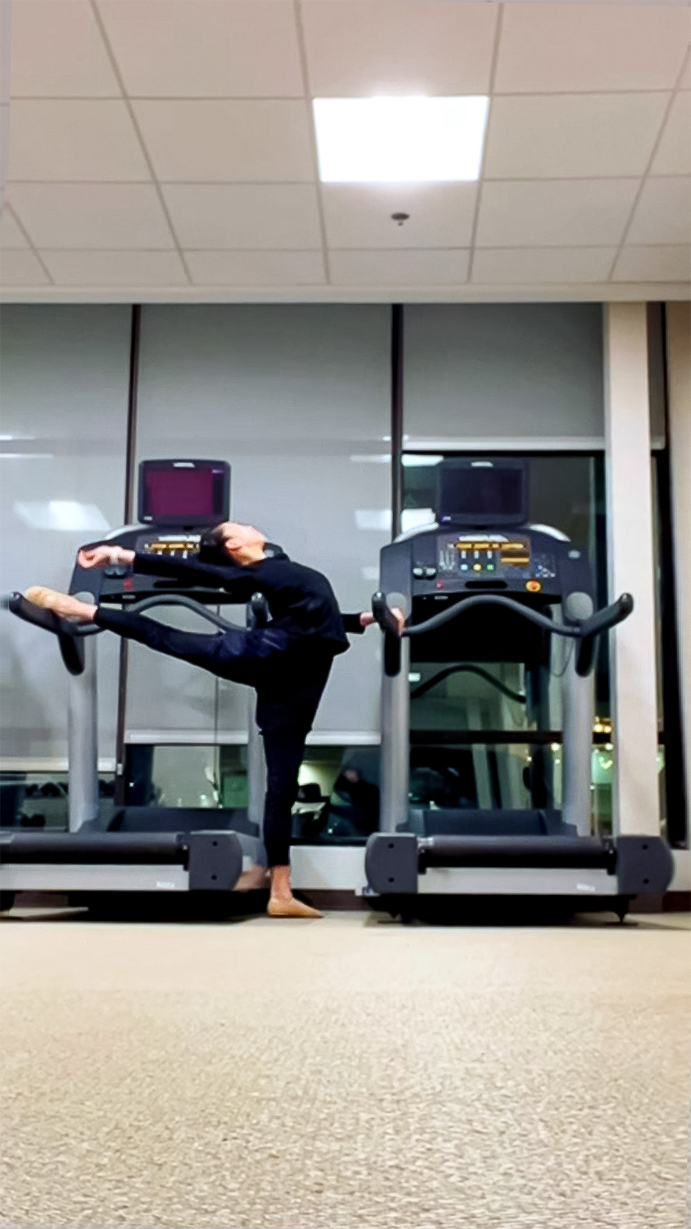 Shen Yun Performing Arts | Principal dancer Kaidi Wu shares her on-tour stretching routine - Videos