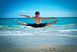 Alex Zhang does a &ldquo;Heng Fei Yan&rdquo; by jumping upwards and kicking both legs into a side split of 180+ degrees.