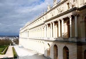 Quang cảnh bề ngo&agrave;i nh&igrave;n từ một trong những ph&ograve;ng của Palace of Versailles (Annie Li).