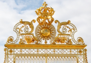 The golden entrance to the Palace of Versailles (Annie Li).