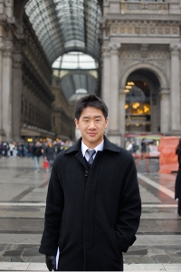 Violinist Kevnin Yang p&aring; Piazza del Duomo i Milano (TK Kuo).