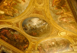 Le plafond d&eacute;cor&eacute; du Salon de Diane, la d&eacute;esse de la chasse chez les romains, associ&eacute;e &agrave; la Lune (TK Kuo) Un chandelier dans le salon des glaces (Annie Li)