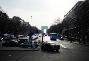 Vy mot Triumfb&aring;gen fr&aring;n Palais des Congr&egrave;s de Paris, d&auml;r Shen Yun h&ouml;ll f&ouml;rest&auml;llningar den 11-13 mars (TK Kuo).