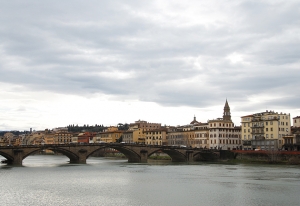 Đi bộ qua Arno fiume (Arno River) ở Florence, Italy(TK Kuo).