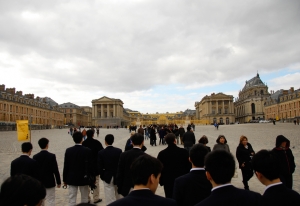 Ankunft im Schloss Ludwigs XIV. in Versailles. (TK Kuo)