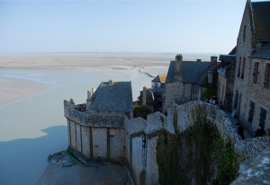 Vue vers l&#039;oc&eacute;an &agrave; mar&eacute;e basse depuis les remparts du Mont St Michel (TK Kuo).