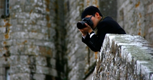 Shen Yun cellist/photographer TK Kuo đang sử dụng tay nghề của m&igrave;nh (Annie Li).