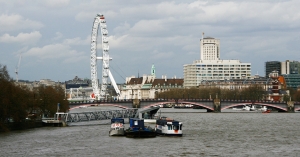 Crossing the River Thames upon our arrival in London (Annie Li).