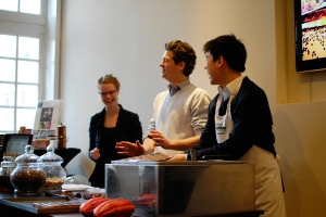 Sam och chokladfabriken. Borde han h&aring;lla sig till dansen? (TK Kuo).