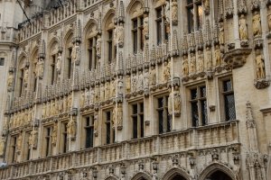 Ornamentaci&oacute;n belga, con cientos de figuras en los laterales del Ayuntamiento (TK Kuo).