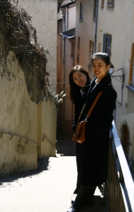 Las bailarinas Helen Xia y Brazeline Chau la escalaron (Annie Li).