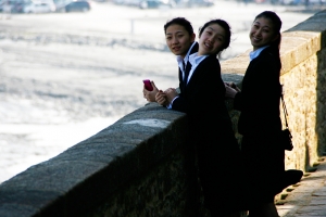 Las bailarinas (de izq a der) Junge Zhang, Angie Huynh y Yuxuan Liu admirando el paisaje de la marea baja (Annie Li).