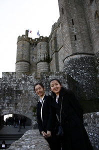 Dansare Feiyang Xie och Jade Zhan p&aring; en av bergets murar (Annie Li).