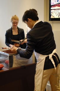 Vũ c&ocirc;ng Sam Pu đang l&agrave;m chocolate tại La Maison du Chocolat (TK Kuo).