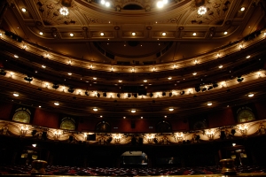 The London Coliseum, cũng được gọi l&agrave; English National Opera, đ&atilde; được tu sửa v&agrave;o năm 2004 (TK Kuo).