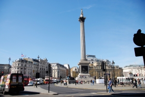 Notate il tabellone olimpico del conto alla rovescia, gli autobus a due piani e il Big Ben dietro a Trafalgar Square (Annie Li).