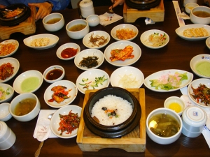 焼き肉のほかにビビンバも一度は食べたい韓国料理。（撮影：ズーミン・ジア）