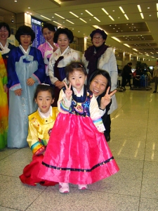 Unter den Anh&auml;ngern, die uns am Flughafen willkommen hie&szlig;en, befand sich dieses kleine koreanische M&auml;dchen, das unsere Aufmerksamkeit besonders erregte. (Danielle Wang)