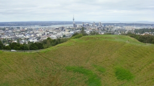 從奧克蘭著名的公園伊甸山(Mount Eden)遙望，可以看到奧克蘭市最高建築天空塔（Sky Tower)。（Danielle Wang）