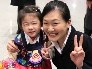 Questa preziosa ragazzina ha vinto i cuori dei nostri artisti, molti dei quali non potevano fare a meno di fermarsi per una foto (Zimin Jia)