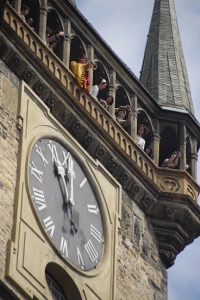 Die oberste Uhr mit dem Trompeter dar&uuml;ber hat die Antwort. (TK Kuo)