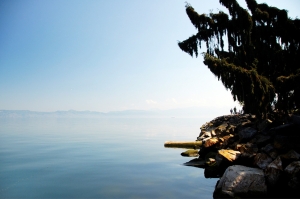 Le lac de Gen&egrave;ve, vu depuis la ville fran&ccedil;aise d&rsquo;Evian, &agrave; l&rsquo;occasion d&rsquo;une des rares journ&eacute;es de cong&eacute; de Shen Yun.