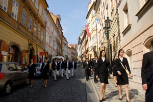 Und hier kommt Shen Yun. Es geschieht nicht jeden Tag, dass eine Gruppe von um die 90 chinesisch aussehenden Menschen durch diese Stra&szlig;en gehen. (TK Kuo)