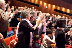 St&aring;ende ovationer fr&aring;n publiken i Bregenz. Triumfb&aring;gen, sedd fr&aring;n Palais des Congr&egrave;s i Paris, d&auml;r Shen Yun upptr&auml;dde 11-13 mars. Efter att ha upptr&auml;tt i Lyon, Frankrikes andra stad, kunde Shen Yun-artisterna ta en morgon till att uppleva omgivningen i den gamla staden.