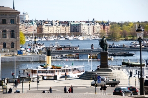 Livliga hamnar i Stockholm (se om du p&aring; bilden kan uppt&auml;cka cellisten/fotografen TK Kuo). (Annie Li)