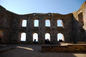 Das Schloss Bauhaus wurde von russischen politischen H&auml;ftlingen angez&uuml;ndet, die &uuml;ber die gefrorene Bucht entflohen. (TK Kuo)