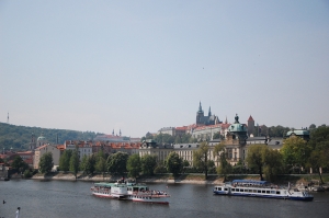 Auf der Karlsbr&uuml;cke, von der man einen sch&ouml;nen Blick zur&uuml;ck auf das Prager Schloss hat. (F Chun)