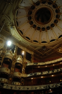 英国歌剧院（London Coliseum）的楼厅前座、后座与顶棚。