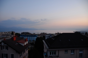 Questa foto del tramonto sul lago di Ginevra &egrave; stata fatta dal tetto del teatro proprio prima di un&#039;esibizione. (TK Kuo) Il sorgere della luna sulle Alpi svizzere. (TK Kuo)