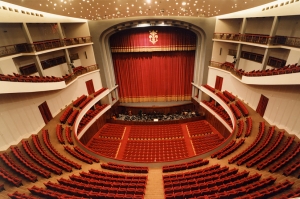 五月音乐节剧场（Teatro del Maggio Musicale）是三月初神韵在义大利的演出场所。