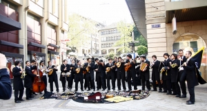 An einem hellen sonnigen Nachmittag in Genf, nicht weit von dem riesigen Rolexladen, fanden wir fr&ouml;hliche spanische Musikanten, die die Stra&szlig;en belebten. (Annie Li)