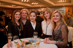 En una recepci&oacute;n VIP luego de la actuaci&oacute;n del 26 de febrero, la bailarina principal Xiya Li (centro) fue uno de los artistas de Shen Yun que se reuni&oacute; con el p&uacute;blico invitado.