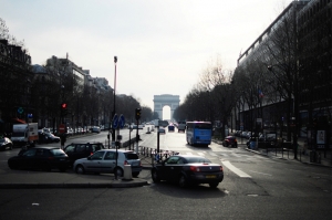 3月11日至13日，神韵在法国巴黎演出。凯旋门在演出剧院巴黎议会宫（Palais des Congr&egrave;s de Paris）外便可望见。