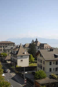 神韵再次进入法语区－－瑞士洛桑。该市于日内瓦相邻。从剧院屋顶向外望去的美景尽收眼帘。