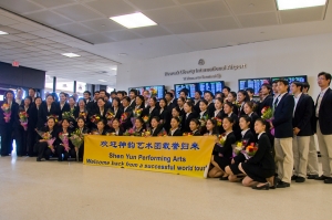 Und hier sind wir wieder zur&uuml;ck in den Vereinigten Staaten nach unserer Tournee, posieren am 9. Mai direkt au&szlig;erhalb der Gep&auml;ckausgabe des Newark Liberty International Airport f&uuml;r ein Gruppenfoto. (TK Kuo)