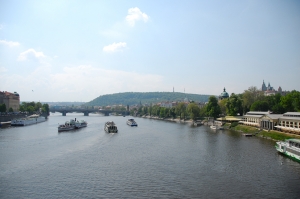 Dann &uuml;berquerten wir Prags Fluss Vltava (Moldau). (TK Kuo)