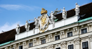 Dopo Vienna, abbiamo visitato il confine austroungarico, ove abbiamo trovato questo interessante monolite e le statue di santi cristiani (TK Kuo). Abbiamo visitato una piccola cittadina dove i residenti vivono sulle paludi fra le mazze sorde. (Annie Li)