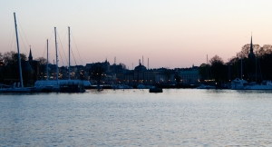 Stockholms Hafen in der Abendd&auml;mmerung. (Es ist nicht leicht Bilder zu machen, wenn man Fahrrad f&auml;hrt, OK?) (Annie Li)