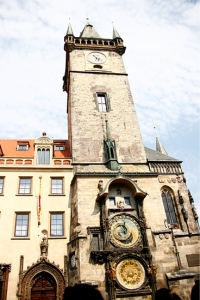 Ein alter Uhrenturm, befestigt an der s&uuml;dlichen Wand des Altstadt-Rathauses. (Annie Li)