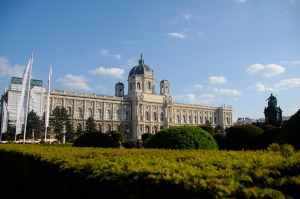 Sau Vienna, ch&uacute;ng t&ocirc;i đến thăm bi&ecirc;n giới &Aacute;o-Hung gia lợi, nơi ch&uacute;ng t&ocirc;i t&igrave;m thấy tảng đ&aacute; nguy&ecirc;n khối th&uacute; vị v&agrave; tượng của c&aacute;c vị th&aacute;nh Thi&ecirc;n ch&uacute;a gi&aacute;o. (TK Kuo)